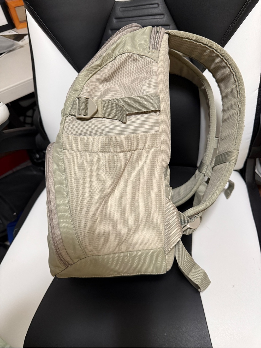 Women's Tenba Discovery Photo Daypack in Light Sage - Picture 2 of 14